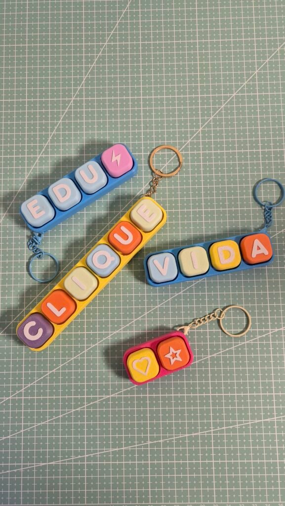 Coleção de Piclicks personalizados com argolas, formando palavras variadas