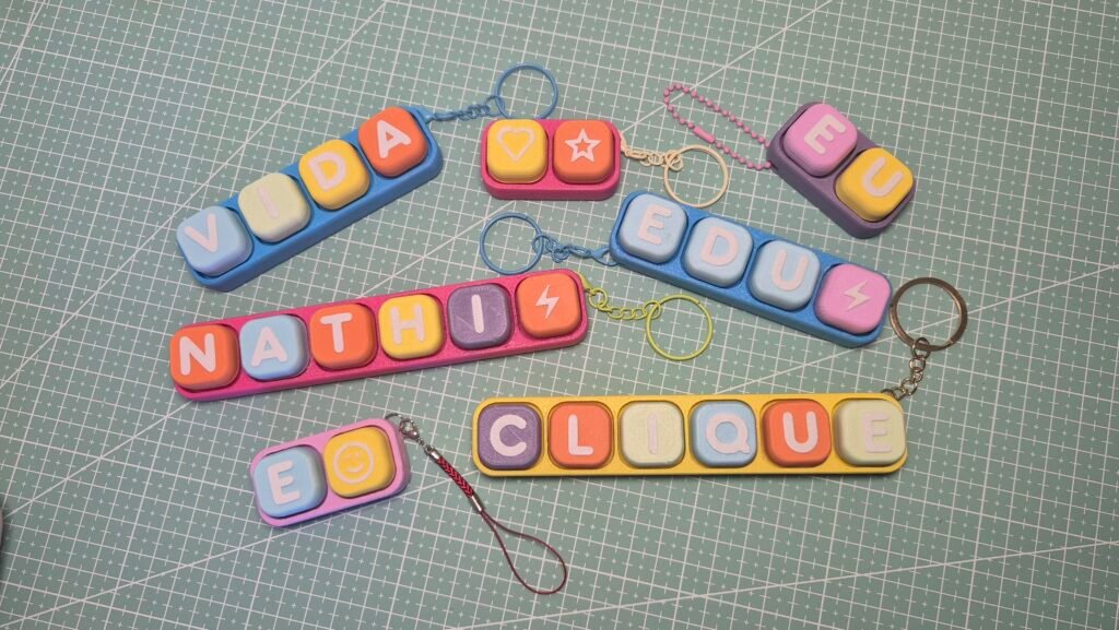 Vários Piclicks personalizados com nomes e palavras diferentes