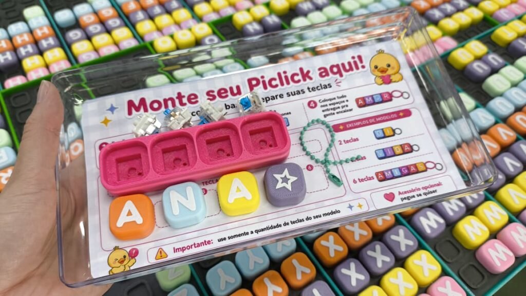 Bandeja de montagem da Piclick com um Piclick sendo montado (base, teclas, switchs e corrente de esferas)