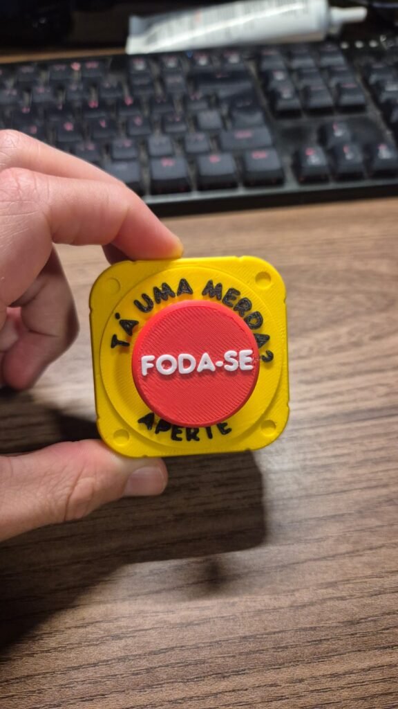 Botão Sem Filtro na mão de Rafael